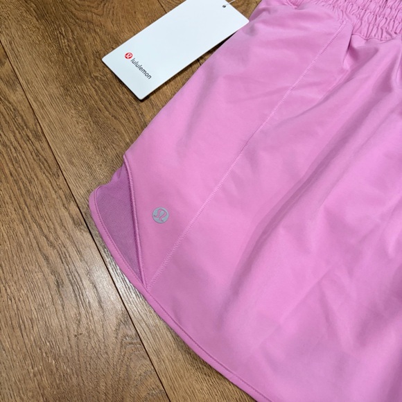 NWT $68 Lululemon Hotty Hot High Rise lined shorts in pink frotsting - Size 14 - Picture 6 of 7